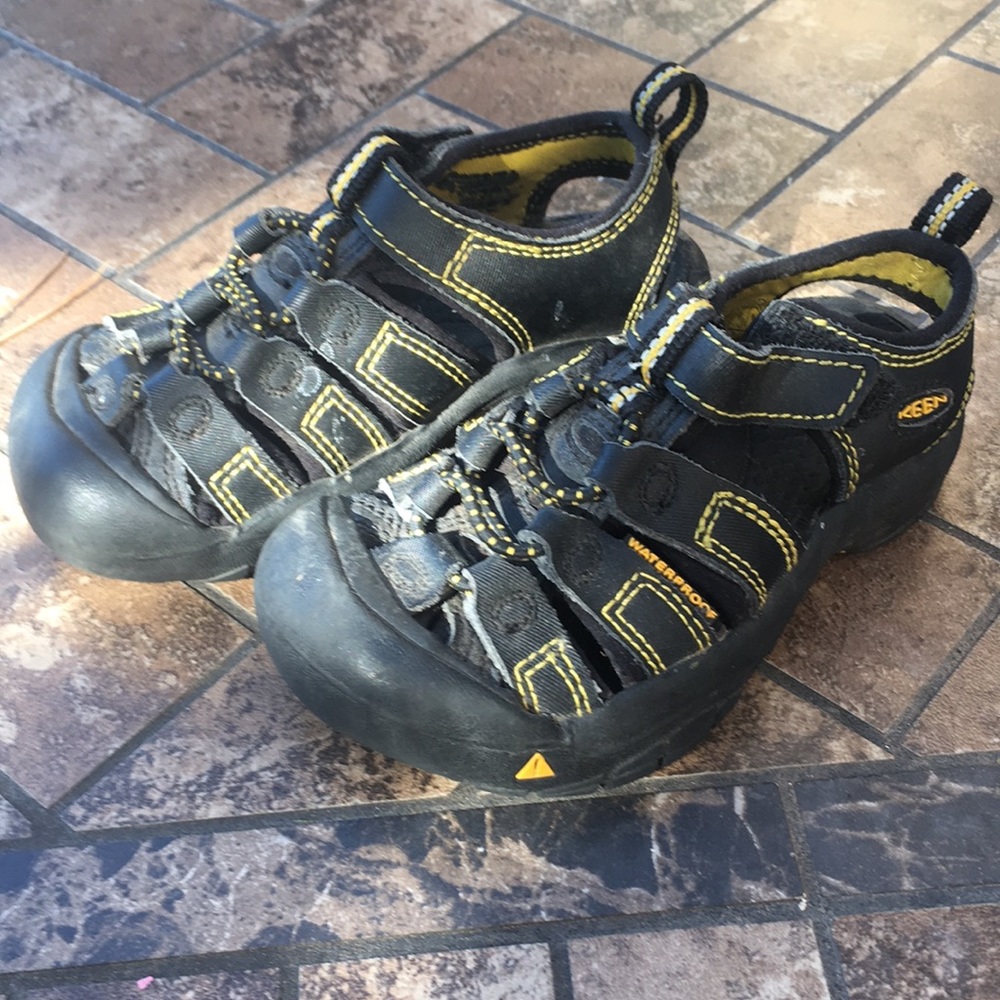 KEEN toddler 9 sandals-waterproof and rugged